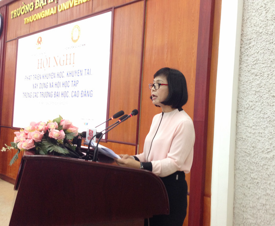 Trường Đại học gắn phát triển với chiến lược “khuyến học, khuyến tài” - 3
Phó Hiệu trưởng trường ĐH Thương Mại Nguyễn Thị Bích Loan báo cáo về hoạt động khuyến học, khuyến tài của nhà trường.