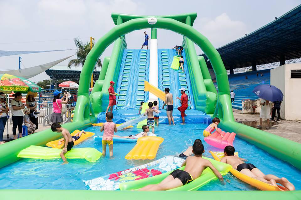 Happy Land sôi động và mát lạnh chào hè - 2 Tổ hợp đường trượt dưới nước dài 120m, rộng 6m, cao 4m uốn lượn quanh sân khấu nhạc nước, tiếp nối với công viên nước, hệ thống ống trượt. Leo trèo tại đảo hải tặc, trượt phao bơi, nghịch cùng lốc xoáy hay trải nghiệm vịnh băng giá trải ngập đá lạnh sẽ là những kỷ niệm đáng nhớ nhất mùa hè 2017