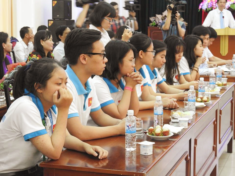 Việt Nam xếp thứ 3 thế giới trong Hội thi Khoa học Kỹ thuật Quốc tế tại Mỹ - 2 Các thí sinh trở về từ cuộc thi Intel ISEF 2017.