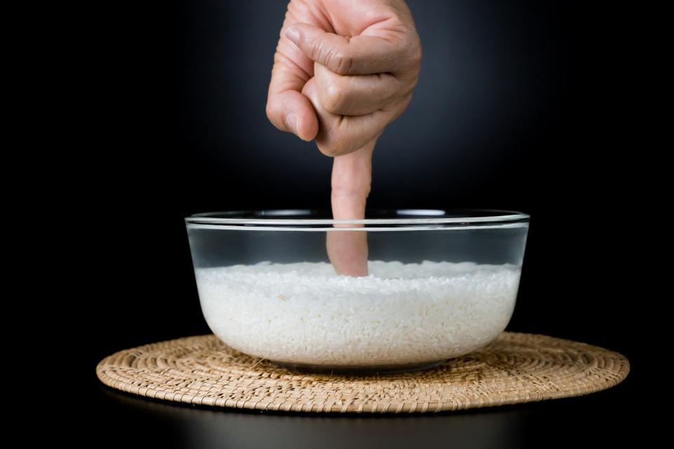 Master Chef Tuấn Hải: Nấu cơm ngon đạt chuẩn, không khó! - 2
Theo kinh nghiệm của đầu bếp Tuấn Hải, tỉ lệ chuẩn giữa gạo thông thường và nước là một lóng tay.