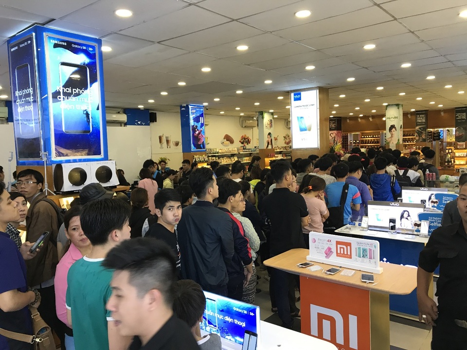 Vĩnh Phát moblie khai trương chi nhánh thứ 9, bán iPhone 7, Samsung S7 giá 7.000 đồng - 2 Đông đảo khách hang đến xếp hàng từ rất sớm để mua các sản phẩm công nghệ giá siêu rẻ