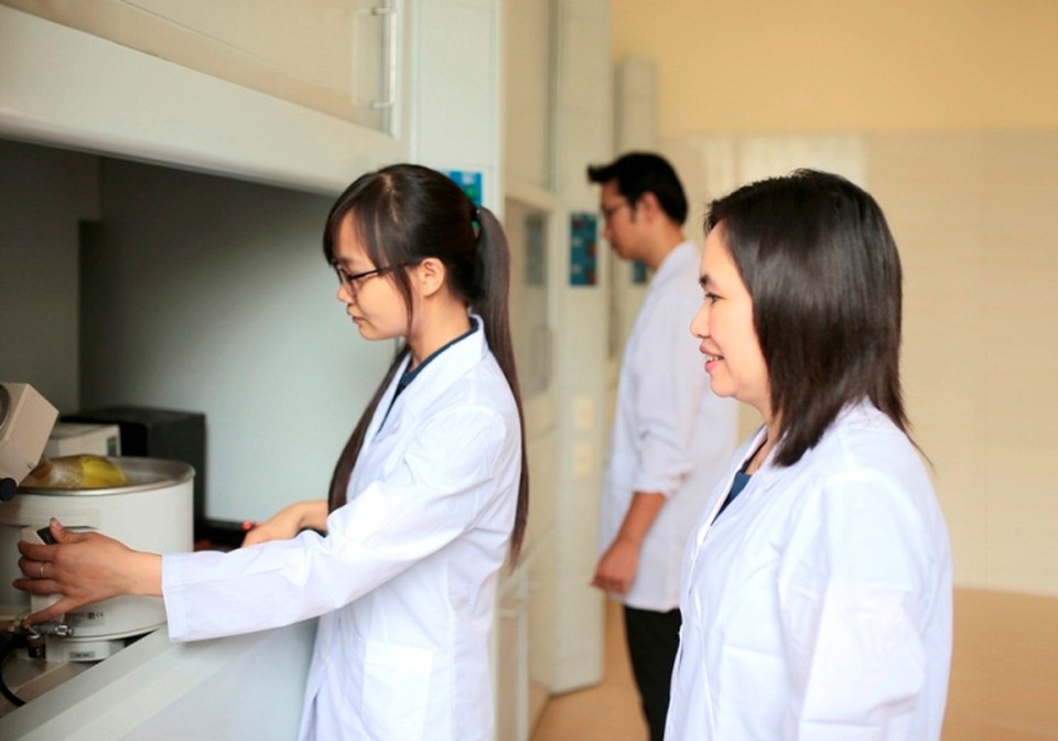 Cách nào vượt qua "cửa ải" hóa xạ trị - 2 TS Hà Phương Thư cùng cộng sự tại Viện Khoa học vật liệu – Viện Hàn lâm Khoa học và Công nghệ VN