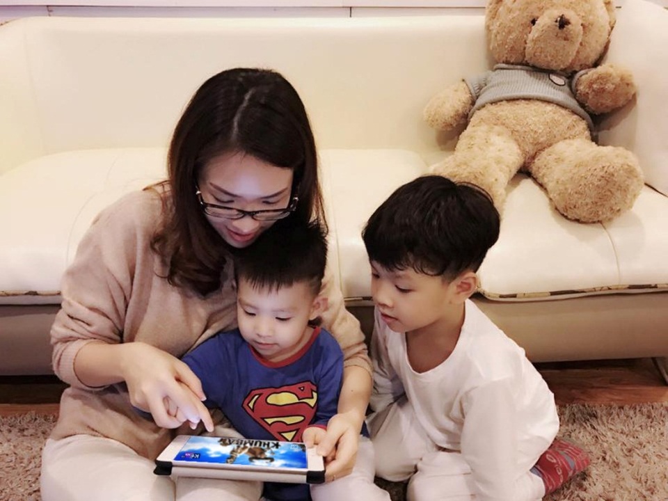 Đan Lê bật mí cách gắn kết gia đình đơn giản mà hiệu quả - 2 Những lúc chồng đi công tác, Đan Lê cùng hai con thường xem phim thiếu nhi trên ipad có cài ứng dụng myK+