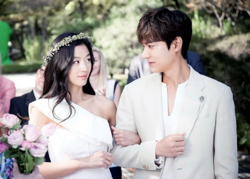 
Huyền thoại biển xanh hiện đang được phát sóng lần đầu tại Việt Nam, trên kênh HTV2 lúc 21g từ 30/05/2017
