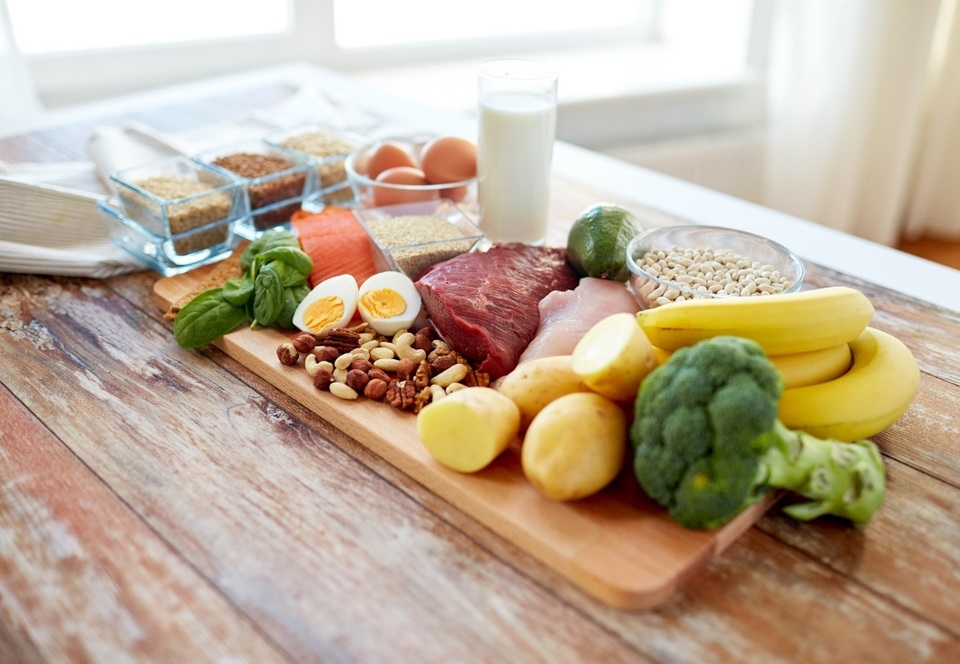 Để không còn âu lo về cơn chóng mặt - 2 Rau củ tươi, thịt bò, trứng, hải sản, các loạt hạt… là những thực phẩm giàu dinh dưỡng giúp chị em hạn chế cơn chóng mặt