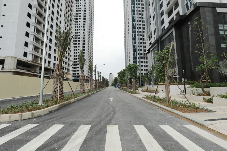 Chỉ 1,1 tỷ đồng sở hữu căn hộ ở ngay tại dự án Goldmark City - 2 Đường nội khu thoáng mát trong khuôn viên dự án Goldmark City. Theo TNR Holdings Việt Nam, trong tháng 6/2017, cứ đặt mua căn hộ là khách hàng sẽ được nhận ngay các phần quà tặng giá trị hấp dẫn như ô tô Chervolet Spark Duo (Van) 2016, xe máy Honda SH, bộ trang sức kim cương Doji.