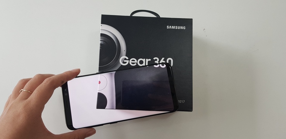 Những thủ thuật hay từ màn hình vô cực và camera của Galaxy S8 - 2 Khi đã chụp xong, đặt Galaxy S8 vào trong bối cảnh đã chọn, mở lại bức ảnh đã chụp và khéo léo kéo thả sao cho bức ảnh hiển thị trên Galaxy S8 trùng khớp với bối cảnh. Mẹo nhỏ cho bạn là hãy lợi dụng những chi tiết hoa văn hoặc đường ngang,dọc … để kéo ảnh cho khớp.