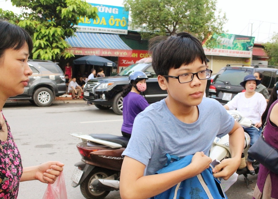 Ngày đầu “cuộc đua” vào lớp 10: Thí sinh hồi hộp, phụ huynh thấp thỏm - 2
Thấy các bạn đã tập trung, nam sinh vừa kéo balo cất đồ vừa sải bước thật nhanh.
