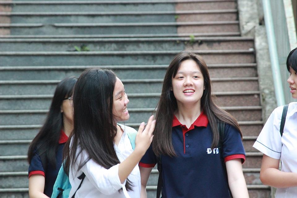 Hà Nội: Thí sinh thi lớp 10 chuyên kết thúc ngày thi thứ 2 với nhiều tâm trạng - 2
Các em học sinh phấn khởi sau khi kết thúc ngày thi thứ 2 đầy căng thẳng.