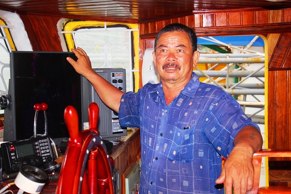 Ra giá 400 triệu đồng "bịt miệng" ngư dân, tỉnh chỉ đạo công an điều tra - 1
Ngư dân Nguyễn Văn Lý bức xúc trước cách khắc phục của doanh nghiệp đóng tàu. Ảnh: D.T
