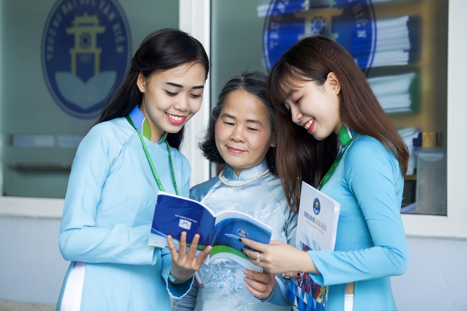 Đào tạo con người - giá trị cốt lõi trong giáo dục - 2 Các giảng viên ĐH Văn Hiến luôn lắng nghe, thấu hiểu tâm tư và nguyện vọng của sinh viên để lựa chọn phương pháp dạy phù hợp.