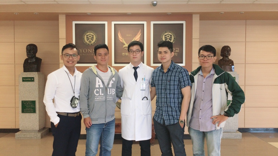 May mắn cho ai được đi thực tập tại ĐH Yonsei - 2 Sinh viên Y Tân Tạo trong khuôn viên bệnh viện Wonju, đại học Yonsei.