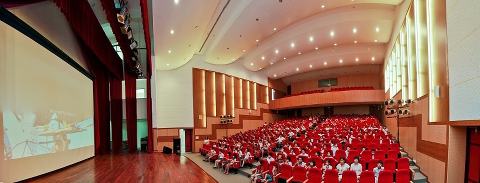 Hanoi Academy - Trường Song ngữ có không gian đẹp bậc nhất Hà Nội tuyển sinh lớp 1 - 2 Nhà biểu diễn hiện đại của Hanoi Academy với sức chứa lên đến 500 người.