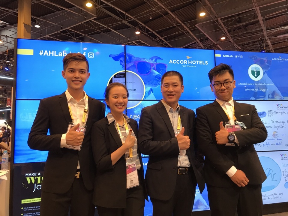 Sinh viên ĐH Kinh tế quốc dân xuất sắc giành giải 3 cuộc thi quốc tế Accor Takeoff! 2017 - 2 
Đội thi của Đại học Kinh tế Quốc dân giành giải 3 Accor Takeoff! 2017 tại Paris, Pháp