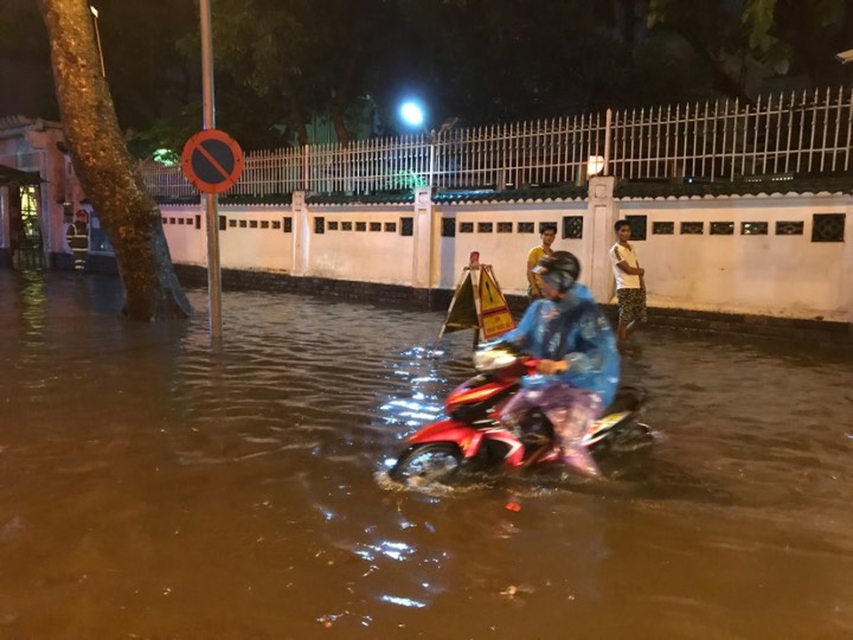 Người dân Hà Nội vật lộn trong dòng nước đến tối muộn - 6 Xe máy bơi trên đường.