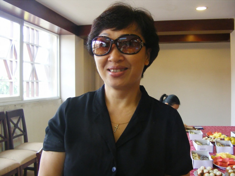 Mẹ chết đứng khi con chìa ra que thử thai 2 vạch - 3
Cô Nguyễn Tường Lan, từng là Chuyên gia giáo dục sức khỏe sinh sản vị thành niên nhiều năm tại Trường THPT Nguyễn Tất Thành, Hà Nội cho biết: “Việc cung cấp cho các em những kiến thức đúng về sức khỏe sinh sản, biết tự bảo vệ mình là điều cần thiết. Các cha mẹ đừng sợ vẽ đường cho hươu chạy. Có đêm nọ, một em học sinh gọi điện đến cho tôi bảo cô ơi, con không thể nói chuyện này với bố mẹ con được. Con đang ở bên bạn gái và chúng con đang rất muốn gần nhau, con nghĩ con sẽ không thể kìm chế được cô ạ. Tôi hiểu đó là ham muốn tự nhiên của chúng, để cấm cản là điều rất khó khăn và cũng không thể giảng giải một cách khoa học, lý thuyết vào thời điểm ấy được. Tôi chỉ biết nói là - Ừ, em yêu thân xác của cô ấy cũng tốt, nhưng nếu em biết kìm chế, yêu thanh danh của cô ấy hơn một ít nữa, biết chờ đợi hơn thì có lẽ sẽ tốt hơn”.