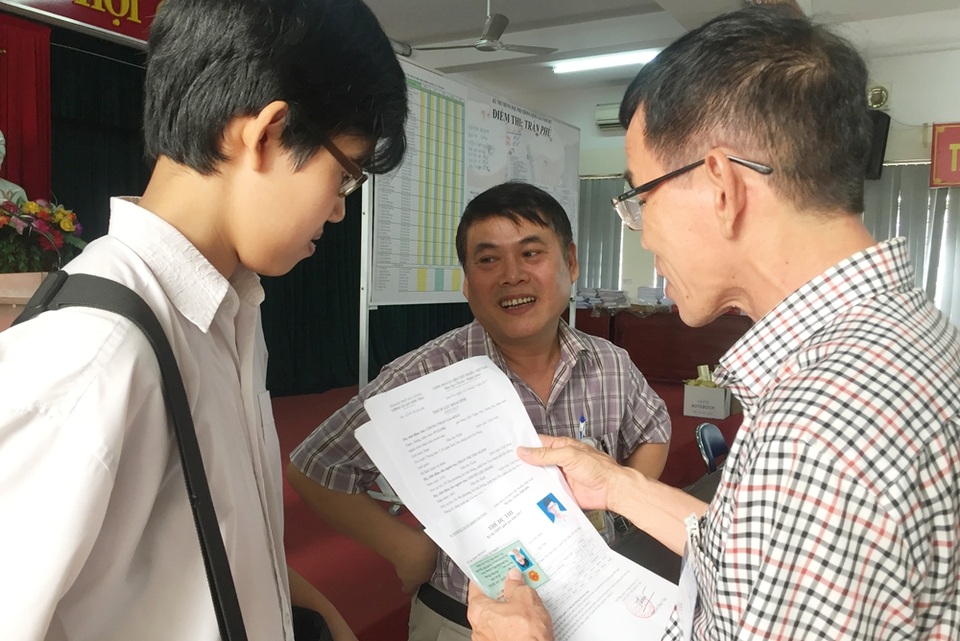 Chùm ảnh: Thí sinh cả nước làm thủ tục dự thi THPT quốc gia 2017 - 19
Thí sinh cần điều chỉnh sai sót trong thông tin đăng ký dự thi được cán bộ điểm thi hướng dẫn nhanh chóng hoản chỉnh thủ tục trước giờ G. (Ảnh: Khánh Hiền)