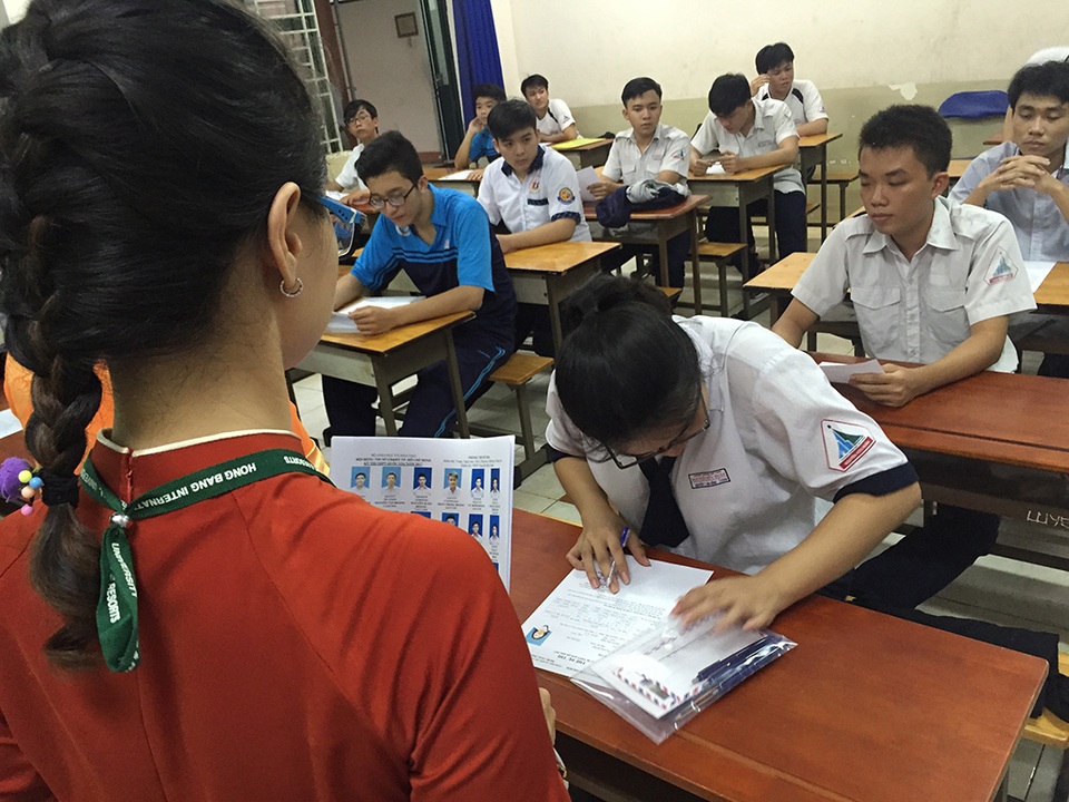 Chùm ảnh: Thí sinh cả nước làm thủ tục dự thi THPT quốc gia 2017 - 24 Giám thị kiểm tra kỹ hồ sơ thí sinh xem có sai sót để điều chỉnh