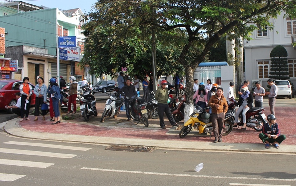 Nhiều thí sinh đến điểm thi từ mờ sáng - 36
Từ sáng sớm các phụ huynh đã đưa con mình đến điểm thi. (Ảnh: Phạm Hoàng)