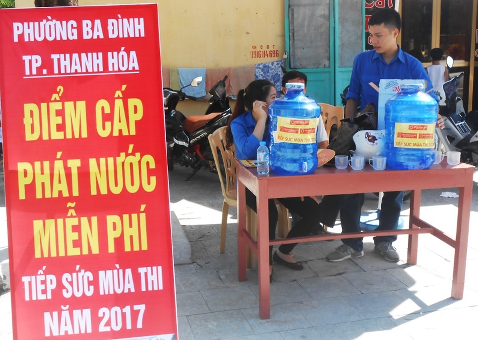Đề Văn vừa sức, thí sinh hớn hở rời phòng thi - 11 Nước uống miễn phí sẵn sàng phục vụ thí sinh và người nhà thí sinh (Ảnh: Duy Tuyên)
