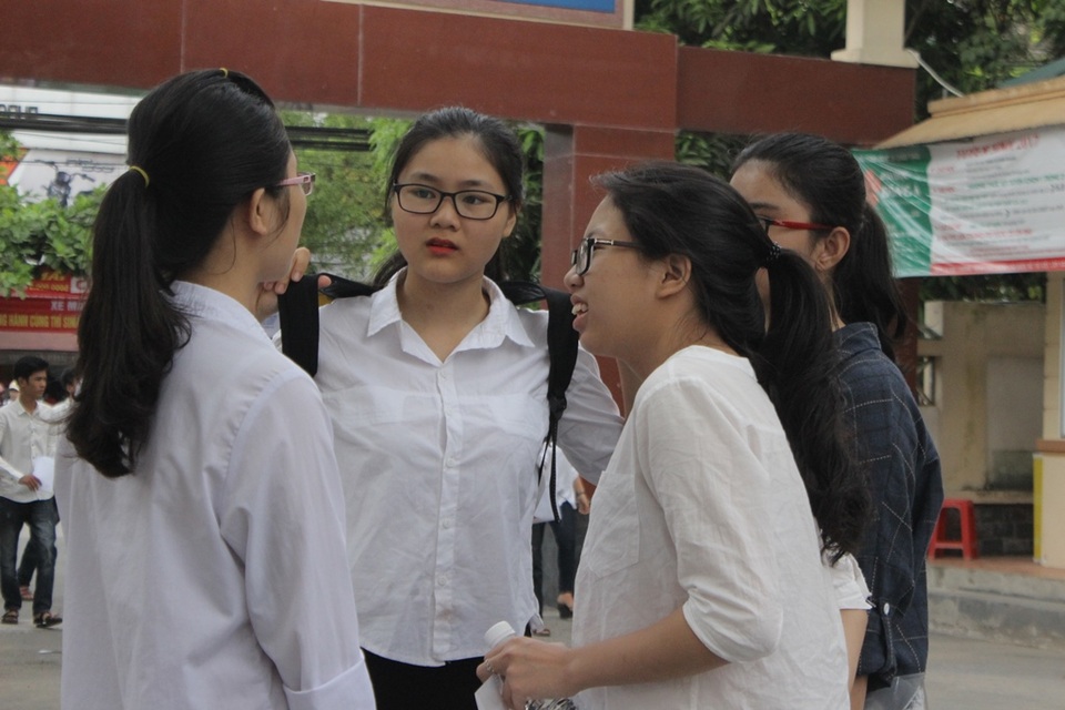 Đề Văn vừa sức, thí sinh hớn hở rời phòng thi - 15
Thảo luận sau buổi thi đầu tiên. (Ảnh: Phượng Vũ)