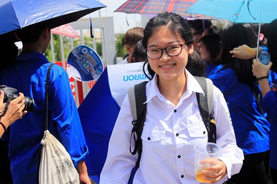 Đề Văn vừa sức, thí sinh hớn hở rời phòng thi - 8
Thí sinh Trương Diễm Hằng cho biết: “Đề văn năm nay rất hay, em thích nhất câu nghị luận nói về sự thấu cảm và lòng trắc ẩn, em tự tin mình sẽ đặt điểm cao môn Văn. Đề thi 120 phút, em thấy còn thiếu vì chúng em có thể viết được nhiều hơn nữa với đề Văn hay như vậy”. (Ảnh: Hà Cường)