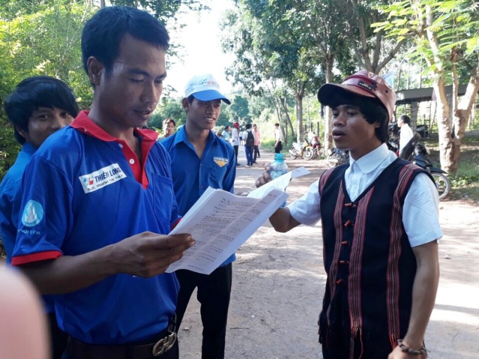 Đề Toán khá dài, có tính phân loại cao - 23 Thí sinh trao đổi bài thi với các tình nguyện viên (Ảnh: CTV Bùi Hương)