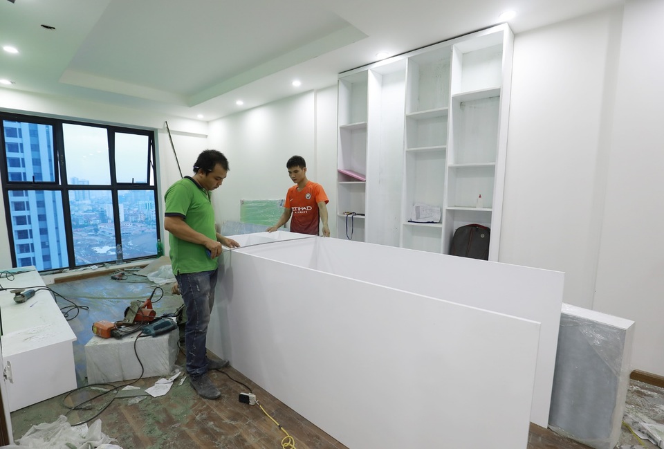 Bất động sản Tây Hà Nội: Đẩy mạnh chất lượng công trình, bàn giao căn hộ - 2 Các khách hàng đang khẩn trương hoàn thiện nội thất căn hộ. Chất lượng xây dựng của căn hộ và toàn dự án được khách hàng đánh giá cao.
