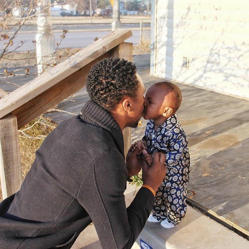 Những khoảnh khắc của cha và con - 2 Chạm môi ngọt ngào trên thềm cửa