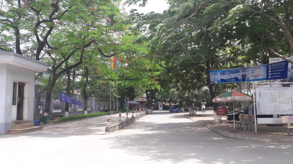 Hết cảnh đại học “nóng bỏng” mùa thi - 2
Quang cảnh bên trong Học viện Bưu chính viễn thông vắng lặng.
