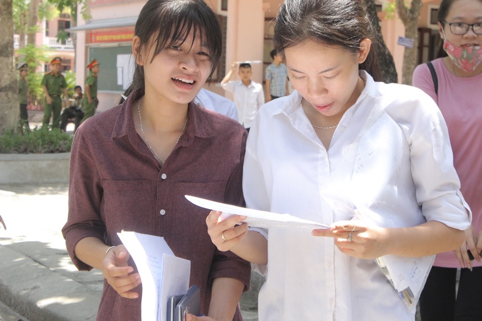 Thí sinh than đề Hóa và Lý khó, đề Sinh quá dài - 8
Nhiều thí sinh cho rằng đề Hóa khó nhất trong 3 môn tổ hợp. (Ảnh: Phượng Vũ)