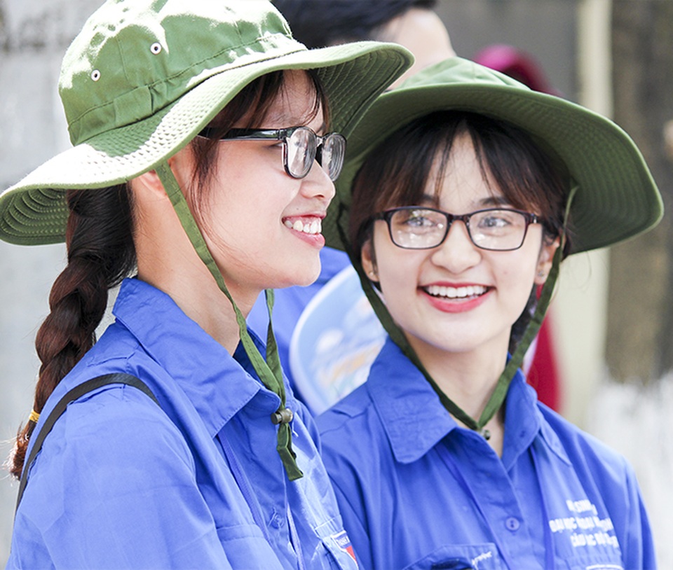 Nụ cười thiếu nữ tình nguyện xua tan nắng nóng mùa thi - 2
Nụ cười đáng yêu của các bạn tình nguyện viên tiếp sức mùa thi.