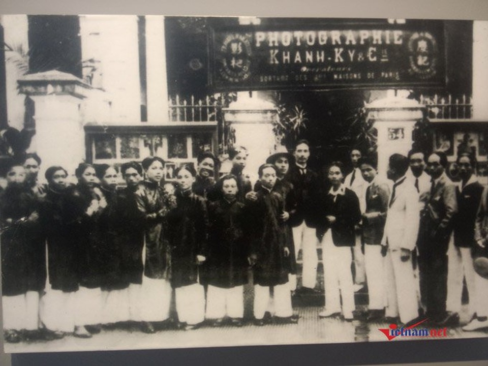 Tổ nghề ảnh Lai Xá: Từ giúp việc đến ông chủ nổi tiếng bên Pháp - 2
Nhiếp ảnh Nguyễn Đình Khánh chụp cùng các thợ ảnh của tiệm ảnh Khánh Ký (cụ Khánh Ký đứng ở giữa, trên bậc tâm cấp). Ảnh: Ông Nguyễn Văn Thắng cung cấp