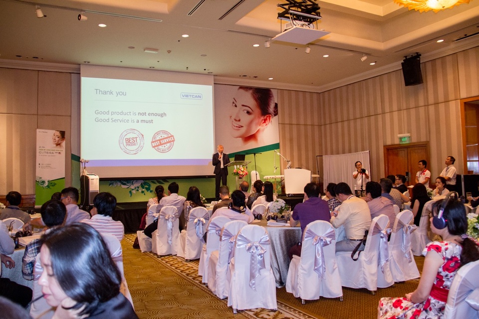 Giới thiệu công nghệ làm đẹp mới điều trị các bệnh sắc tố da và giảm béo - 1
Ông Warut Pangpomma, CEO Công ty Vietcan phát biểu khai mạc