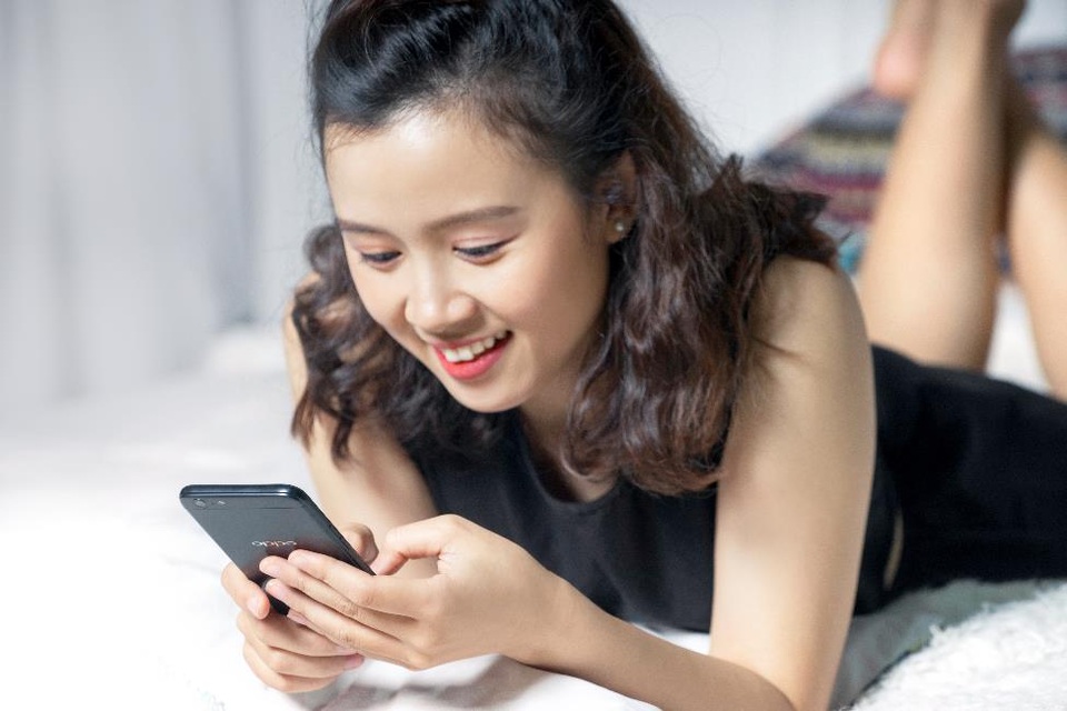 Trải nghiệm Oppo F3 Lite: Selfie đẹp, hiệu năng và chụp ảnh tốt trong tầm giá - 2 Một khay đủ khả năng chứa hai NanoSIM và một thẻ nhớ microSD giúp đáp ứng nhu cầu người dùng trọn vẹn thay vì phải đắn đo nhiều như trên smartphone khác dùng kiểu kết hợp.