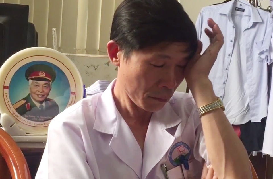 Phó Giám đốc Bệnh viện bật khóc khi nói về vụ BS Lương bị bắt - 1 Phó Giám đốc Bệnh viện bật khóc khi nói về vụ BS Lương bị bắt - 1