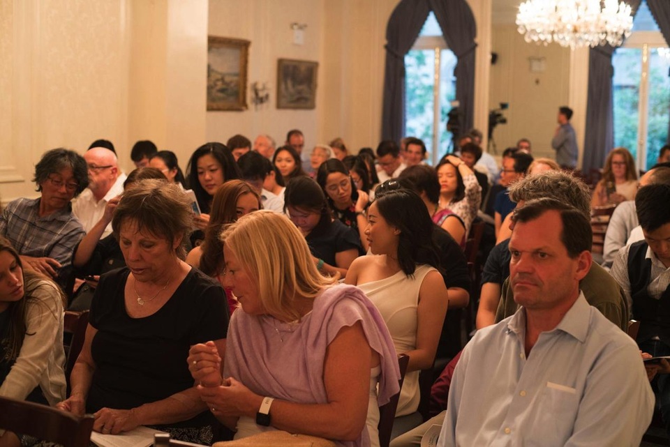 Đêm hòa nhạc tại New York hướng về trẻ em khuyết tật Việt Nam - 2
Đông đảo khán giả tham dự chương trình.