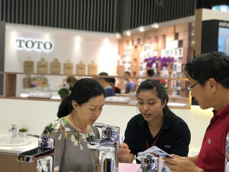 Giải pháp phòng tắm mới cho cuộc sống tiện nghi - 2 Khách hàng tìm hiểu sản phẩm sen vòi thế hệ mới của TOTO Việt Nam