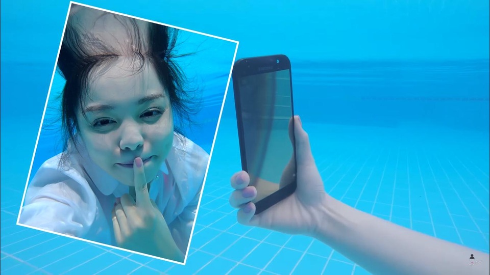 Vlogger Trinh Phạm chinh phục “thử thách” make-up dưới nước - 2 Trinh Phạm dễ dàng chinh phục trào lưu selfie dưới nước với sự trợ giúp của Galaxy A 2017