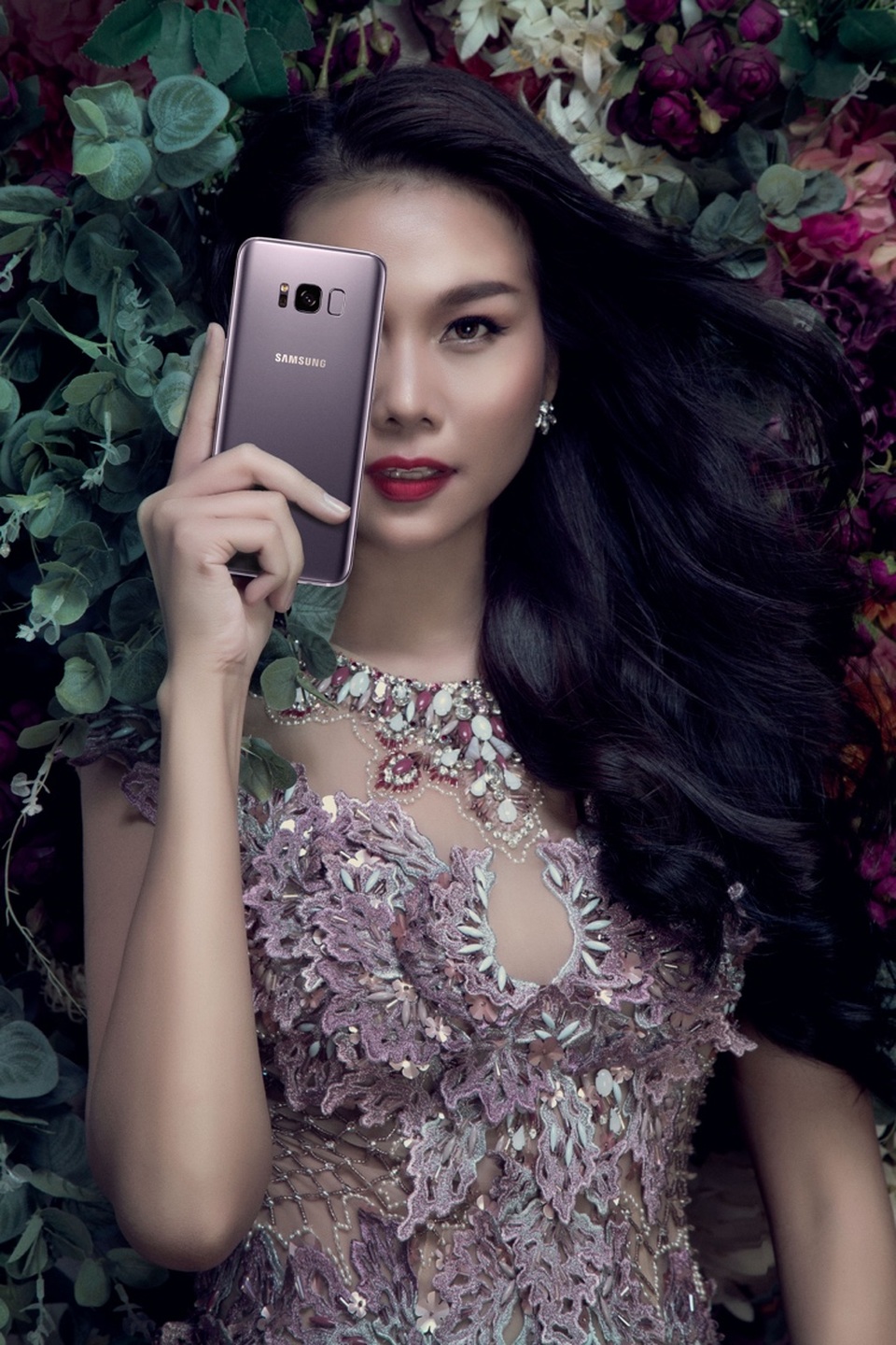 Cái tên nào đang góp phần lan tỏa xu hướng màu tím khói? - 2 Gam màu Tím Khói trên Galaxy S8+ thu hút sự quan tâm đặc biệt của những người làm torng lĩnh vực thời trang, thiết kế