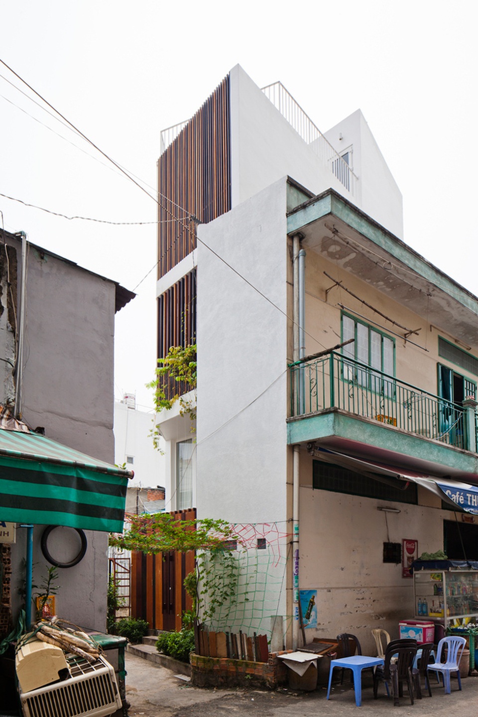 Nhà 32m2 trong hẻm ở Sài Gòn đẹp không khác gì biệt thự mặt tiền - 3 Ngôi nhà được thiết kế cho gia đình 4 người, đặc biệt, gia chủ yêu cầu một không gian sống tiện nghi, thoáng đãng để có thể thường xuyên đón tiếp bạn bè.