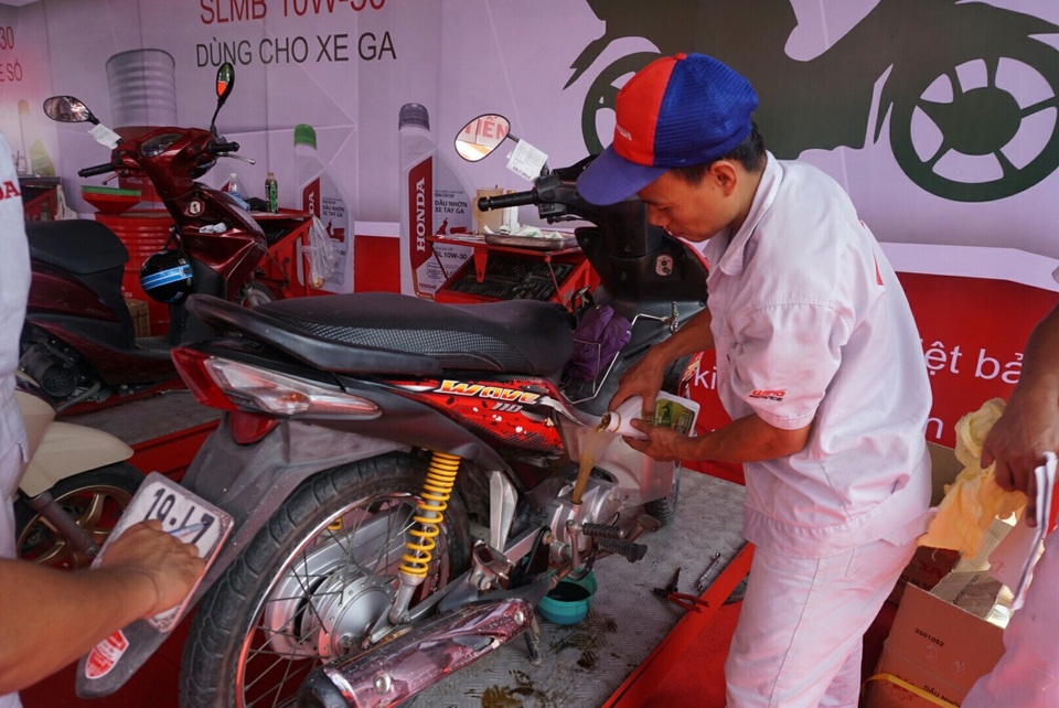 “Bí kíp” của những kỉ lục gia tiết kiệm xăng - 2 Thay nhớt đều đặn là một trong những típ bảo vệ động cơ xe và giúp chiếc xe tiết kiệm nhiên liệu hơn