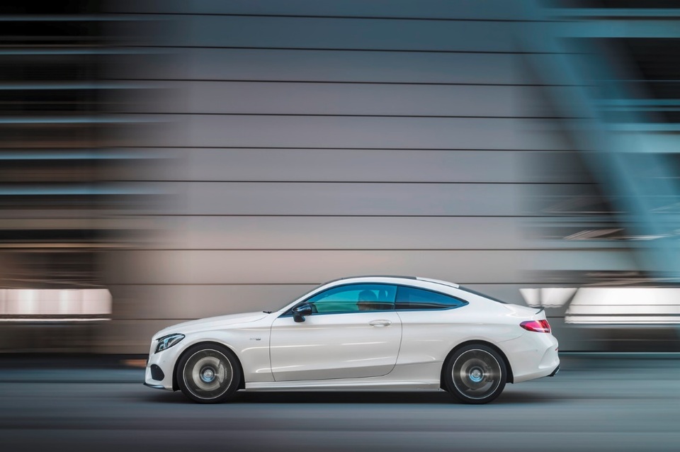 Mercedes-Benz Việt Nam đầu tư dàn xe 150 tỷ cho triển lãm tại Hà Nội - 2 Mercedes-AMG 43 vừa có mức giá vừa phải, vừa phù hợp với điều kiện vận hành tại Việt Nam.