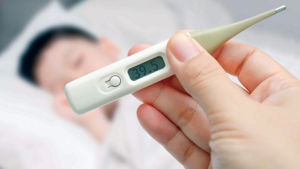 Chăm sóc bệnh nhân sốt xuất huyết trong mùa dịch - 2 Trong trường hợp có quyết định điều trị ở nhà, người bệnh cần tuân thủ lời dặn của bác sĩ về cách chăm sóc bệnh nhân tại nhà. Người nhà phải chăm sóc kỹ bệnh nhân để phát hiện và cấp cứu kịp thời nếu bệnh nhân có dấu hiệu chuyển nặng.