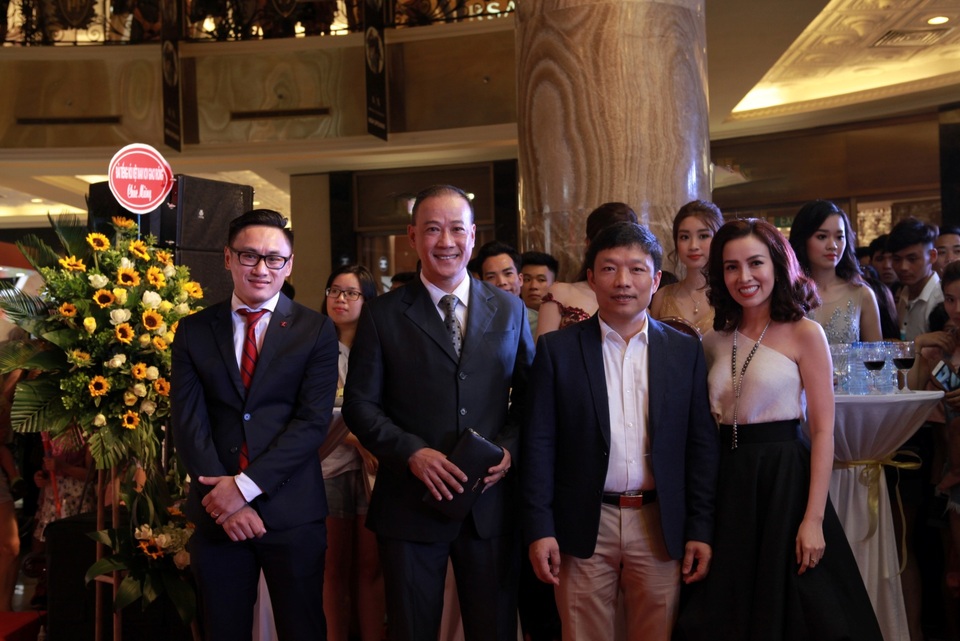 Long Beach Pearl khai trương cửa hàng mới tại Tràng Tiền Plaza - 2 (Từ phải sang) Bà Bùi Thị Mỹ Cảnh - Tổng Giám đốc Long Beach Pearl, ông Lê Ngọc Long - Chủ tich HĐQT Tập đoàn Long Beach; và ông Lê Như Hiếu- Phó Tổng Giám đốc Long Beach Pearl.