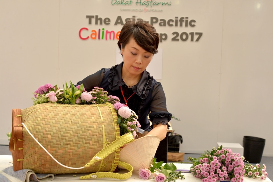 Đã tìm ra nhà vô địch cắm hoa Calimero châu Á - Thái Bình Dương 2017 - 2 Rieko Matsushima đang dùng Calimero để thổi hồn vào tác phẩm của mình.