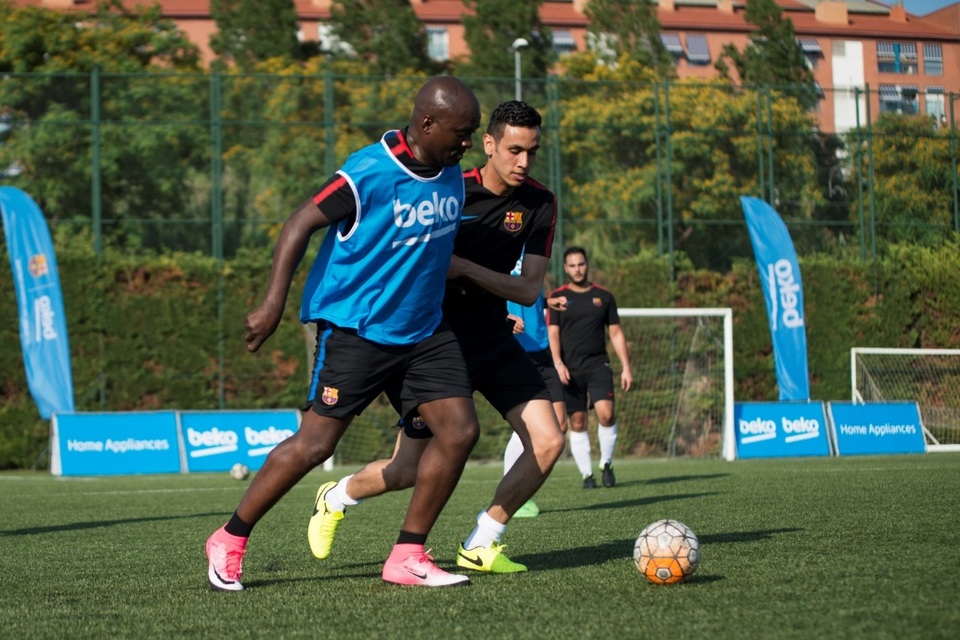 30 thành viên của hàng ngũ Cules (tên gọi cho những ai yêu mến đội bóng xứ Catalan) tập luyện tại Escola