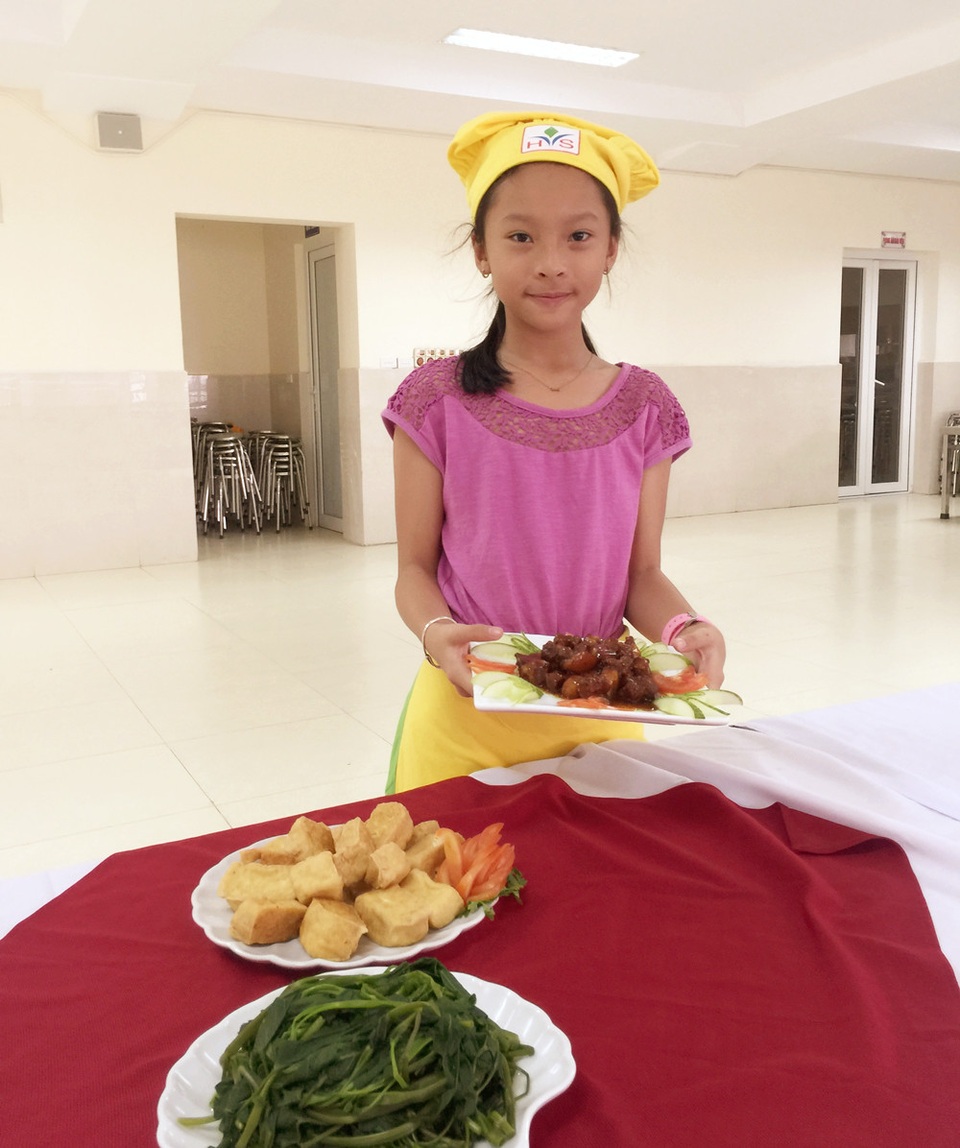 Vào hè, học sinh tiểu học hóa “đầu bếp nhí” - 2
Nữ “đầu bếp nhí” và nhóm vừa hoàn thành bữa cơm trưa mùa hè.