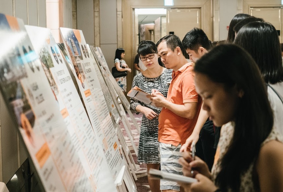 Những lưu ý đặc biệt quan trọng để “săn” học bổng Mỹ thành công - 2
Theo hình thức “đi tour”, học sinh và phụ huynh chủ động tìm kiếm được thông tin về 45 trường đại học Mỹ.