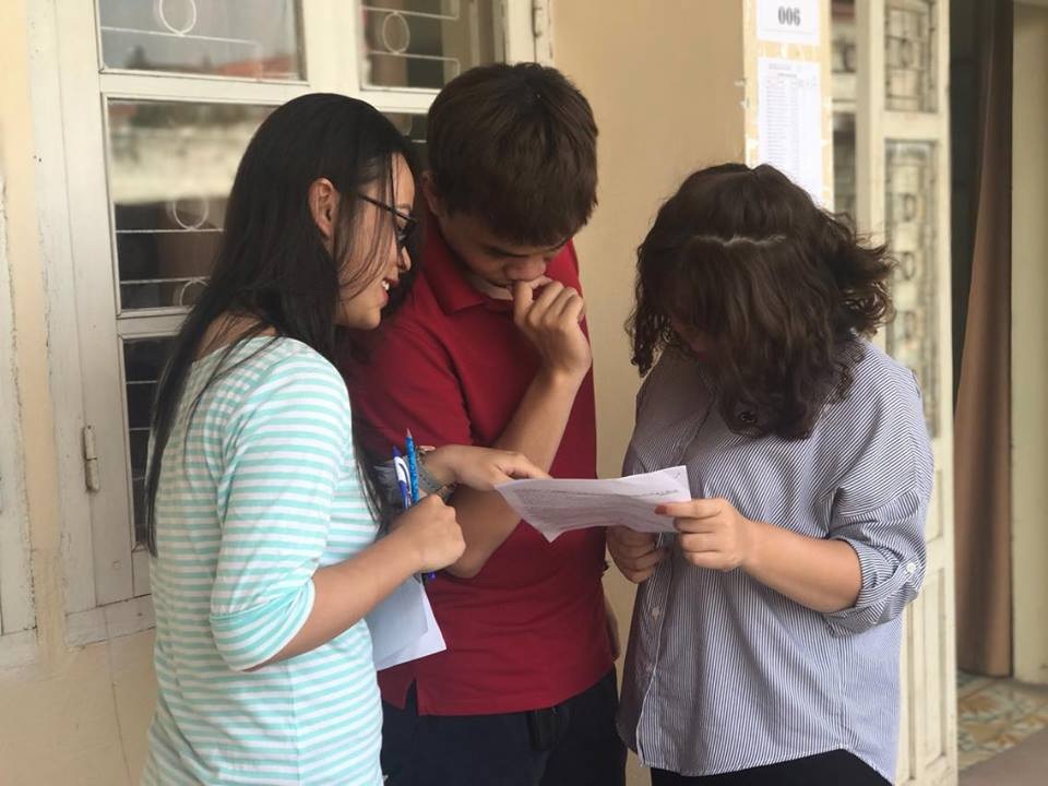 Thí sinh nói gì về đề thi năng khiếu Báo chí năm nay? - 2
Các em thí sinh trao đổi sau khi hoàn thành bài thi Năng khiếu.